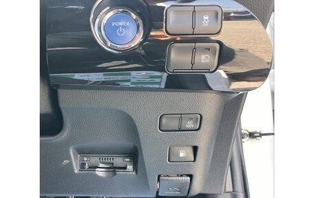 Toyota Prius IV XW50, 2022 год, 1 650 000 рублей, 16 фотография