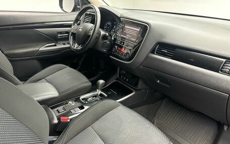 Mitsubishi Outlander III рестайлинг 3, 2018 год, 2 124 000 рублей, 15 фотография