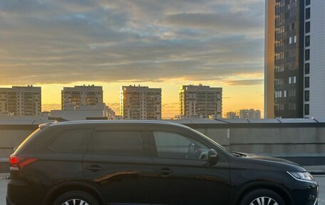 Mitsubishi Outlander III рестайлинг 3, 2021 год, 2 639 000 рублей, 6 фотография