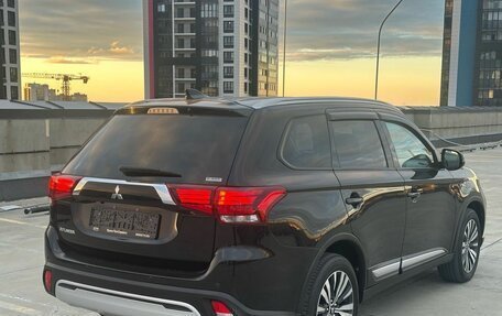 Mitsubishi Outlander III рестайлинг 3, 2021 год, 2 639 000 рублей, 5 фотография