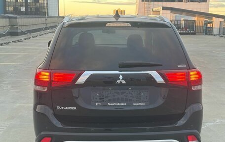 Mitsubishi Outlander III рестайлинг 3, 2021 год, 2 639 000 рублей, 4 фотография
