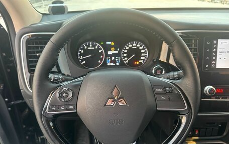 Mitsubishi Outlander III рестайлинг 3, 2021 год, 2 639 000 рублей, 14 фотография