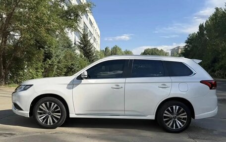 Mitsubishi Outlander III рестайлинг 3, 2022 год, 2 300 000 рублей, 7 фотография