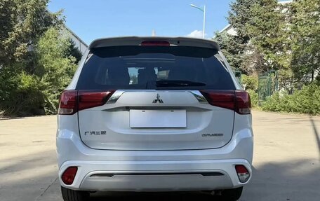 Mitsubishi Outlander III рестайлинг 3, 2022 год, 2 300 000 рублей, 5 фотография