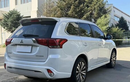 Mitsubishi Outlander III рестайлинг 3, 2022 год, 2 300 000 рублей, 4 фотография