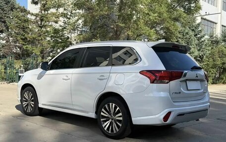 Mitsubishi Outlander III рестайлинг 3, 2022 год, 2 300 000 рублей, 6 фотография