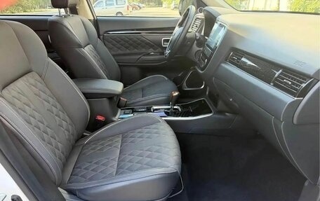 Mitsubishi Outlander III рестайлинг 3, 2022 год, 2 300 000 рублей, 8 фотография