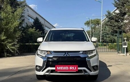 Mitsubishi Outlander III рестайлинг 3, 2022 год, 2 300 000 рублей, 2 фотография