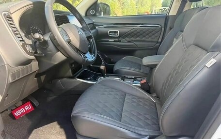 Mitsubishi Outlander III рестайлинг 3, 2022 год, 2 300 000 рублей, 9 фотография