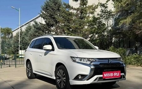 Mitsubishi Outlander III рестайлинг 3, 2022 год, 2 300 000 рублей, 3 фотография