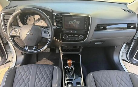 Mitsubishi Outlander III рестайлинг 3, 2022 год, 2 300 000 рублей, 10 фотография