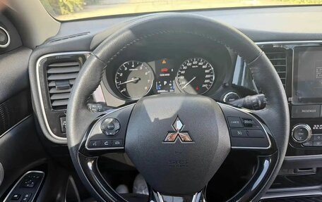 Mitsubishi Outlander III рестайлинг 3, 2022 год, 2 300 000 рублей, 12 фотография