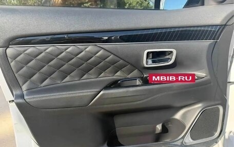 Mitsubishi Outlander III рестайлинг 3, 2022 год, 2 300 000 рублей, 14 фотография