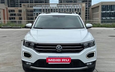 Volkswagen T-Roc I, 2023 год, 1 800 098 рублей, 2 фотография
