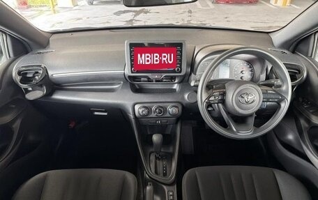 Toyota Yaris, 2022 год, 890 000 рублей, 9 фотография