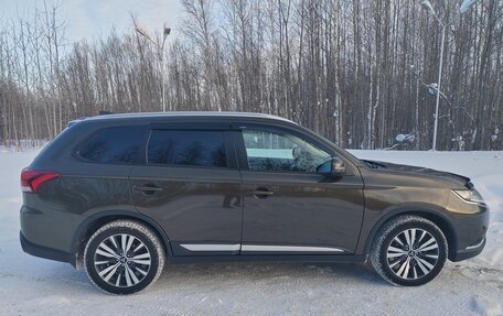 Mitsubishi Outlander III рестайлинг 3, 2019 год, 2 100 000 рублей, 3 фотография