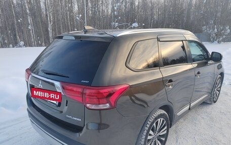 Mitsubishi Outlander III рестайлинг 3, 2019 год, 2 100 000 рублей, 4 фотография