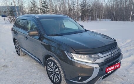 Mitsubishi Outlander III рестайлинг 3, 2019 год, 2 100 000 рублей, 2 фотография