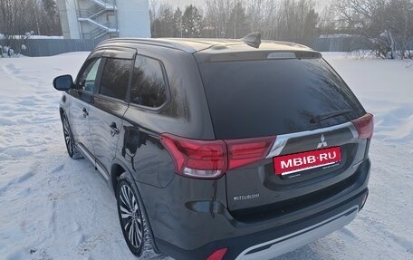 Mitsubishi Outlander III рестайлинг 3, 2019 год, 2 100 000 рублей, 6 фотография