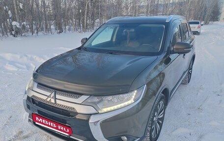 Mitsubishi Outlander III рестайлинг 3, 2019 год, 2 100 000 рублей, 7 фотография