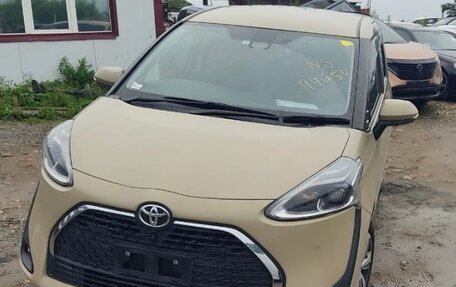 Toyota Sienta II, 2022 год, 1 800 000 рублей, 1 фотография