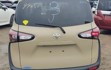 Toyota Sienta II, 2022 год, 1 800 000 рублей, 14 фотография