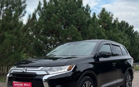 Mitsubishi Outlander III рестайлинг 3, 2019 год, 1 380 000 рублей, 1 фотография