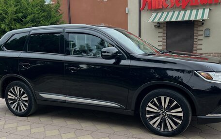 Mitsubishi Outlander III рестайлинг 3, 2019 год, 1 380 000 рублей, 5 фотография