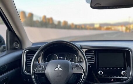 Mitsubishi Outlander III рестайлинг 3, 2019 год, 1 380 000 рублей, 10 фотография