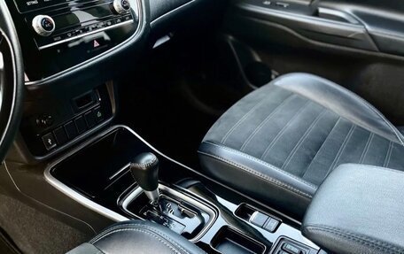Mitsubishi Outlander III рестайлинг 3, 2019 год, 1 380 000 рублей, 11 фотография