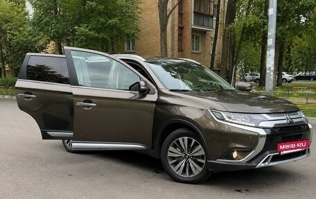 Mitsubishi Outlander III рестайлинг 3, 2019 год, 3 200 000 рублей, 3 фотография