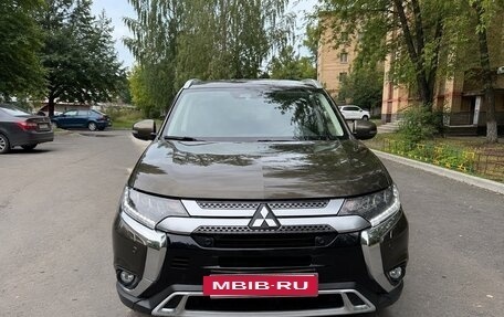 Mitsubishi Outlander III рестайлинг 3, 2019 год, 3 200 000 рублей, 6 фотография