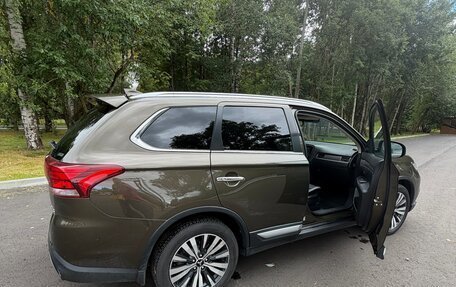 Mitsubishi Outlander III рестайлинг 3, 2019 год, 3 200 000 рублей, 12 фотография