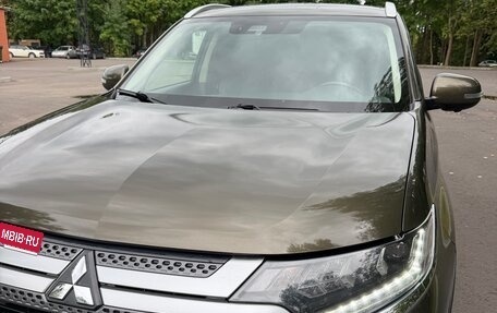 Mitsubishi Outlander III рестайлинг 3, 2019 год, 3 200 000 рублей, 9 фотография
