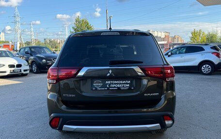 Mitsubishi Outlander III рестайлинг 3, 2016 год, 1 680 000 рублей, 9 фотография