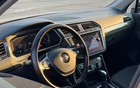 Volkswagen Tiguan II, 2018 год, 2 599 000 рублей, 2 фотография
