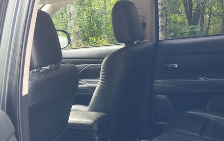 Mitsubishi Outlander III рестайлинг 3, 2015 год, 1 700 000 рублей, 8 фотография