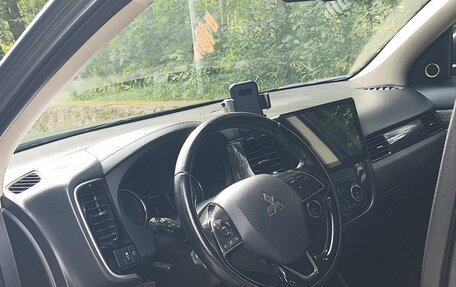 Mitsubishi Outlander III рестайлинг 3, 2015 год, 1 700 000 рублей, 12 фотография
