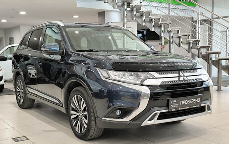 Mitsubishi Outlander III рестайлинг 3, 2020 год, 1 990 000 рублей, 3 фотография