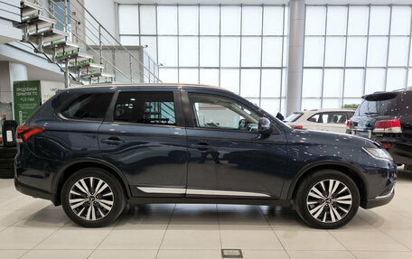 Mitsubishi Outlander III рестайлинг 3, 2020 год, 1 990 000 рублей, 4 фотография