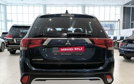 Mitsubishi Outlander III рестайлинг 3, 2020 год, 1 990 000 рублей, 6 фотография