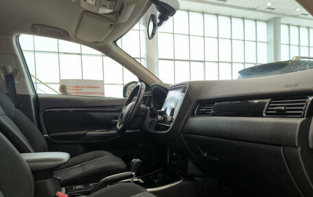 Mitsubishi Outlander III рестайлинг 3, 2020 год, 1 990 000 рублей, 11 фотография