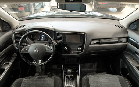 Mitsubishi Outlander III рестайлинг 3, 2020 год, 1 990 000 рублей, 14 фотография