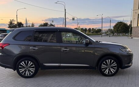 Mitsubishi Outlander III рестайлинг 3, 2019 год, 2 330 000 рублей, 2 фотография
