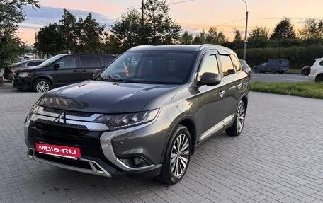 Mitsubishi Outlander III рестайлинг 3, 2019 год, 2 330 000 рублей, 6 фотография