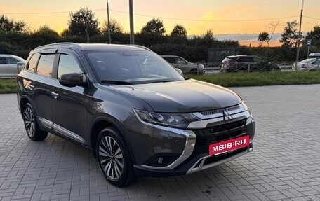 Mitsubishi Outlander III рестайлинг 3, 2019 год, 2 330 000 рублей, 4 фотография