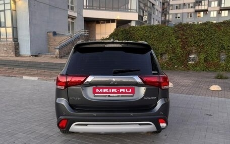 Mitsubishi Outlander III рестайлинг 3, 2019 год, 2 330 000 рублей, 10 фотография