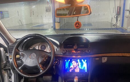 Mercedes-Benz E-Класс, 2004 год, 900 000 рублей, 11 фотография