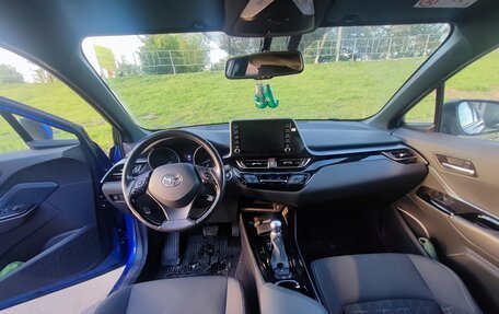 Toyota C-HR I рестайлинг, 2020 год, 2 400 000 рублей, 4 фотография