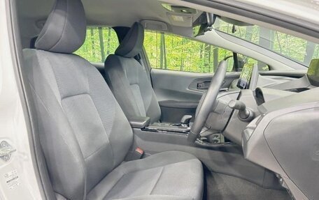 Toyota Prius IV XW50, 2024 год, 3 300 000 рублей, 6 фотография